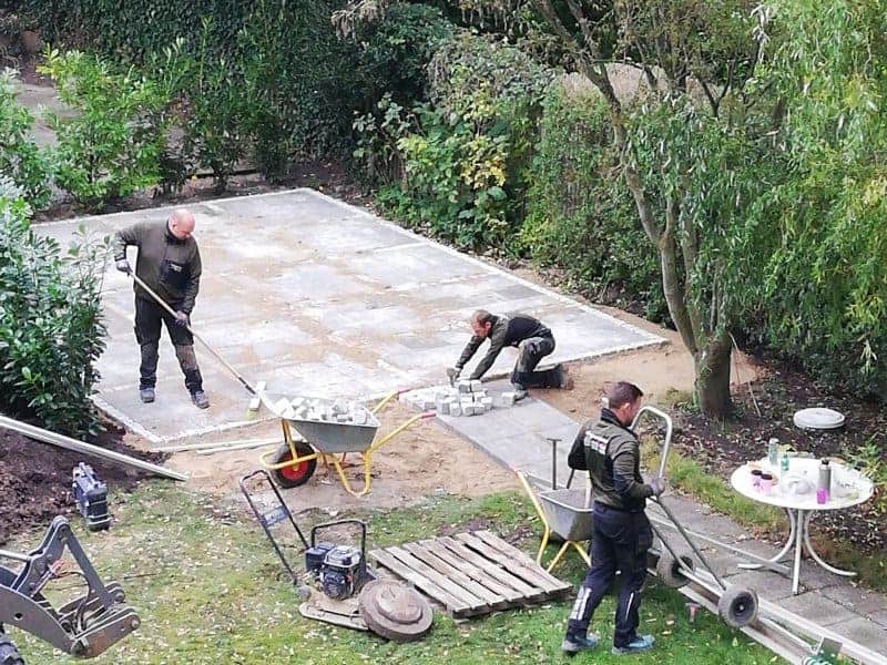 Tre ansatte fra Anlægsgartner Morten Vind i gang med anlægning af terrasse for en privat kunde.