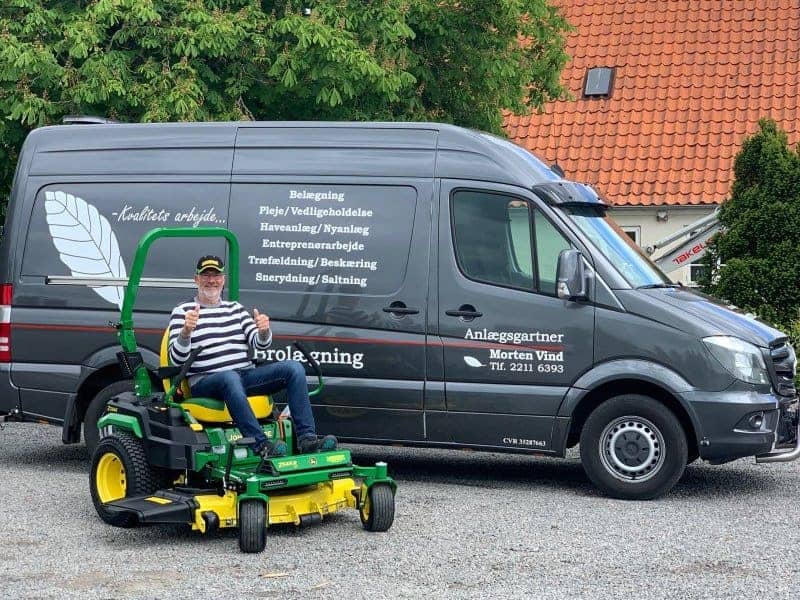 Firmabil for Anlægsgartner Morten Vind, der tilbyder anlægning af terrasse for sine kunder.